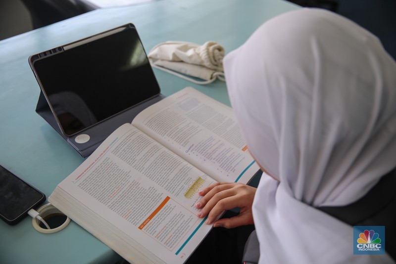 Suasana kegiatan belajar mengajar saat pengenalan serentak Sekolah Garuda di SMA Negeri Unggulan (SMANU) M.H. Thamrin, Cipayung, Jakarta, Rabu (8/10/2025). Suasana kegiatan belajar mengajar saat pengenalan serentak Sekolah Garuda di SMA Negeri Unggulan (SMANU) M.H. Thamrin, Cipayung, Jakarta, Rabu (8/10/2025). (CNBC Indonesia/Faisal Rahman)