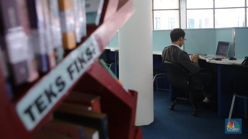 Suasana kegiatan belajar mengajar saat pengenalan serentak Sekolah Garuda di SMA Negeri Unggulan (SMANU) M.H. Thamrin, Cipayung, Jakarta, Rabu (8/10/2025). (CNBC Indonesia/Faisal Rahman)
