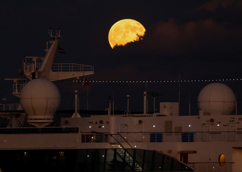 Supermoon pertama tahun ini, yang dikenal sebagai Harvest Moon, terbit di atas Manhattan bagian bawah, seperti yang terlihat dari Jersey City, New Jersey, AS, 6 Oktober 2025. (REUTERS/Kylie Cooper)