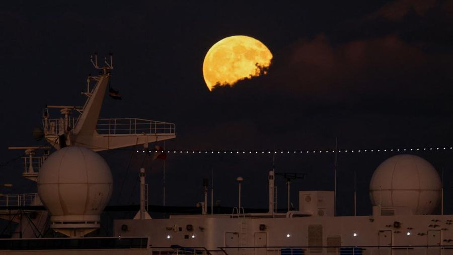 Supermoon pertama tahun ini, yang dikenal sebagai Harvest Moon, terbit di atas Manhattan bagian bawah, seperti yang terlihat dari Jersey City, New Jersey, AS, 6 Oktober 2025. (REUTERS/Kylie Cooper)