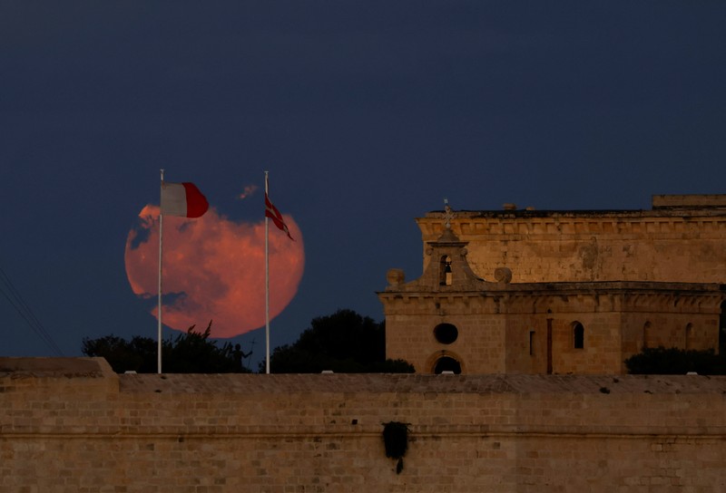 Supermoon pertama tahun ini, yang dikenal sebagai Harvest Moon, terbit di atas Manhattan bagian bawah, seperti yang terlihat dari Jersey City, New Jersey, AS, 6 Oktober 2025. (REUTERS/Kylie Cooper)