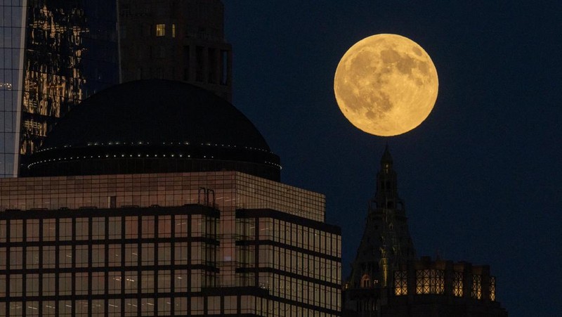 Supermoon pertama tahun ini, yang dikenal sebagai Harvest Moon, terbit di atas Manhattan bagian bawah, seperti yang terlihat dari Jersey City, New Jersey, AS, 6 Oktober 2025. (REUTERS/Kylie Cooper)