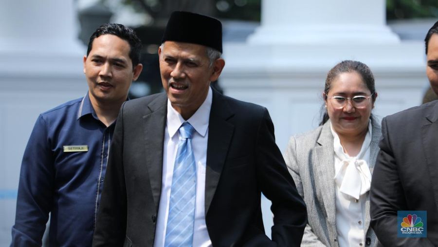 Wakil Menteri Keuangan Indonesia, Anggito Abimanyu tiba di Istana Negara, Rabu (8/10/2025). (CNBC Indonesia/Tri Susilo)