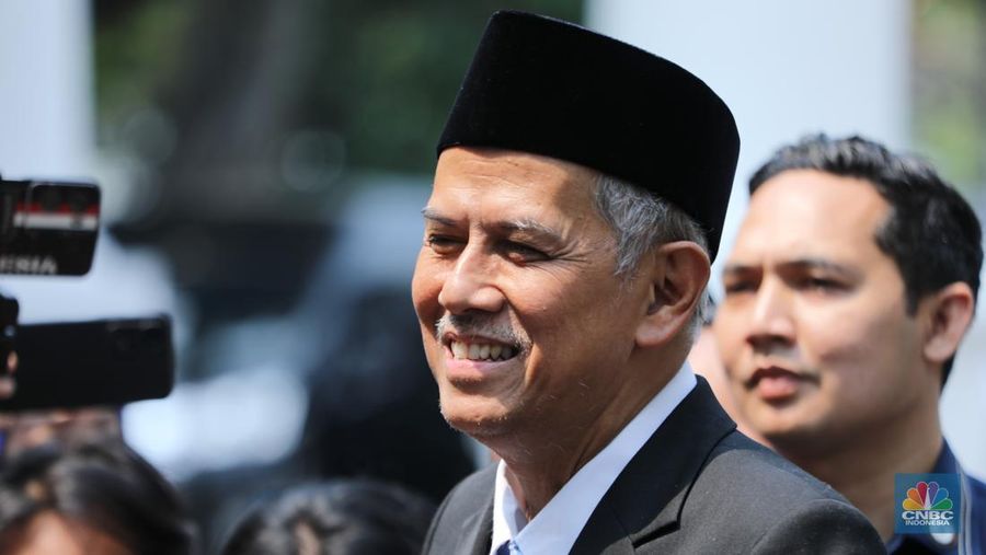 Wakil Menteri Keuangan Indonesia, Anggito Abimanyu tiba di Istana Negara, Rabu (8/10/2025). (CNBC Indonesia/Tri Susilo)