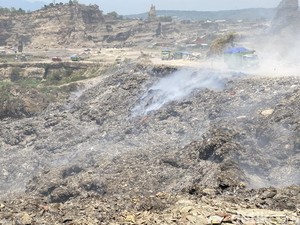 Melihat Sisa-sisa Sampah TPA Ilegal di Brown Canyon Semarang, Masih Bau!