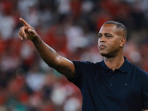 Tolong Lebih Jeli, Patrick Kluivert