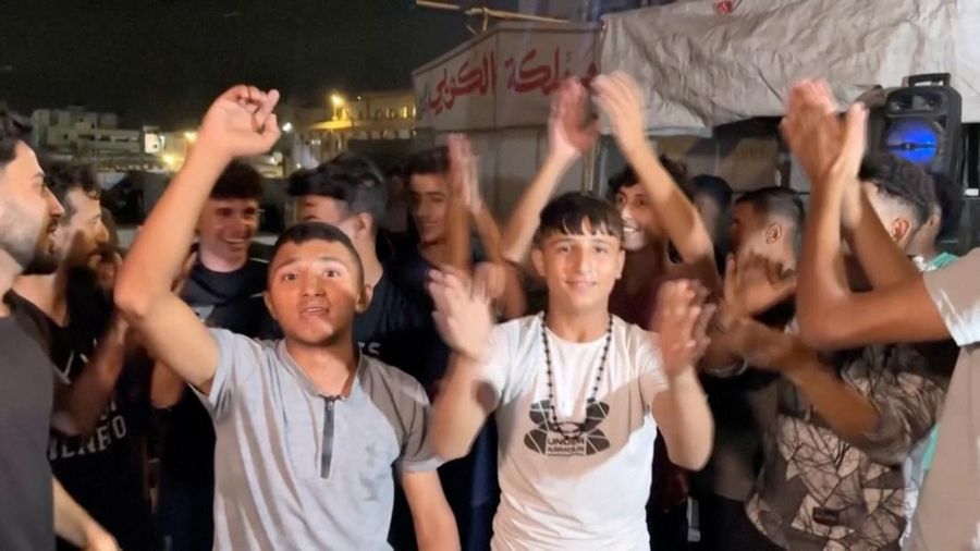 Warga Palestina merayakan di jalan setelah berita bahwa Israel dan Hamas telah menyetujui tahap pertama perdamaian untuk menghentikan pertempuran dan membebaskan beberapa sandera dan tahanan, Khan Younis, Gaza Selatan, Rabu, 9 Oktober 2025. Video diperoleh oleh REUTERS