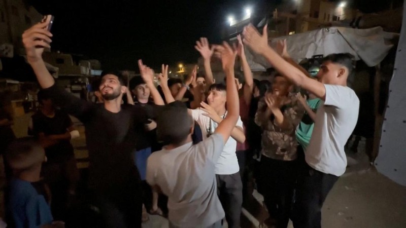 Warga Palestina merayakan di jalan setelah berita bahwa Israel dan Hamas telah menyetujui tahap pertama perdamaian untuk menghentikan pertempuran dan membebaskan beberapa sandera dan tahanan, Khan Younis, Gaza Selatan, Rabu, 9 Oktober 2025. Video diperoleh oleh REUTERS