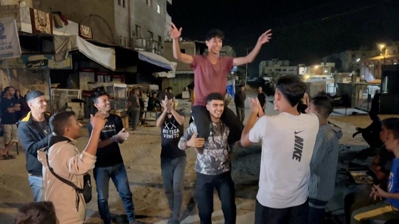 Warga Palestina merayakan di jalan setelah berita bahwa Israel dan Hamas telah menyetujui tahap pertama perdamaian untuk menghentikan pertempuran dan membebaskan beberapa sandera dan tahanan, Khan Younis, Gaza Selatan, Rabu, 9 Oktober 2025. Video diperoleh oleh REUTERS