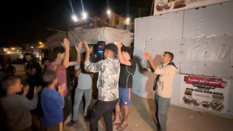 Warga Palestina merayakan di jalan setelah berita bahwa Israel dan Hamas telah menyetujui tahap pertama perdamaian untuk menghentikan pertempuran dan membebaskan beberapa sandera dan tahanan, Khan Younis, Gaza Selatan, Rabu, 9 Oktober 2025. Video diperoleh oleh REUTERS