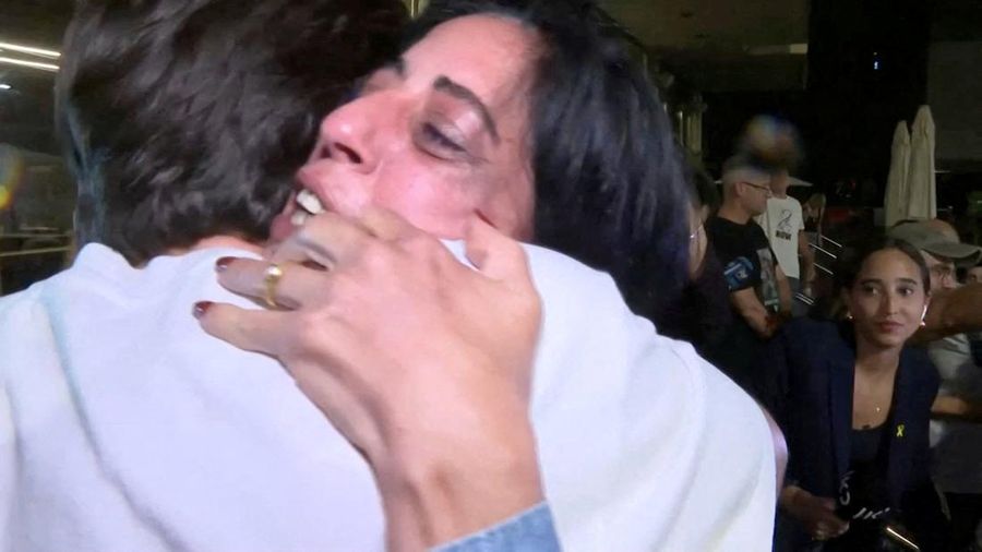 Warga Palestina merayakan di jalan setelah berita bahwa Israel dan Hamas telah menyetujui tahap pertama perdamaian untuk menghentikan pertempuran dan membebaskan beberapa sandera dan tahanan, Khan Younis, Gaza Selatan, Rabu, 9 Oktober 2025. Video diperoleh oleh REUTERS