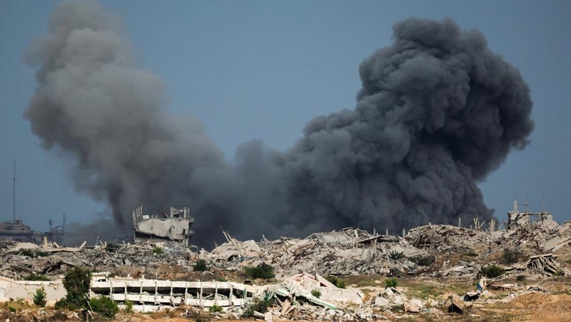 Asap mengepul dari Gaza, setelah Presiden AS Donald Trump mengumumkan bahwa Israel dan Hamas menyepakati fase pertama gencatan senjata di Gaza, seperti yang terlihat dari sisi perbatasan Israel dengan Gaza, 9 Oktober 2025. REUTERS/Ammar Awad