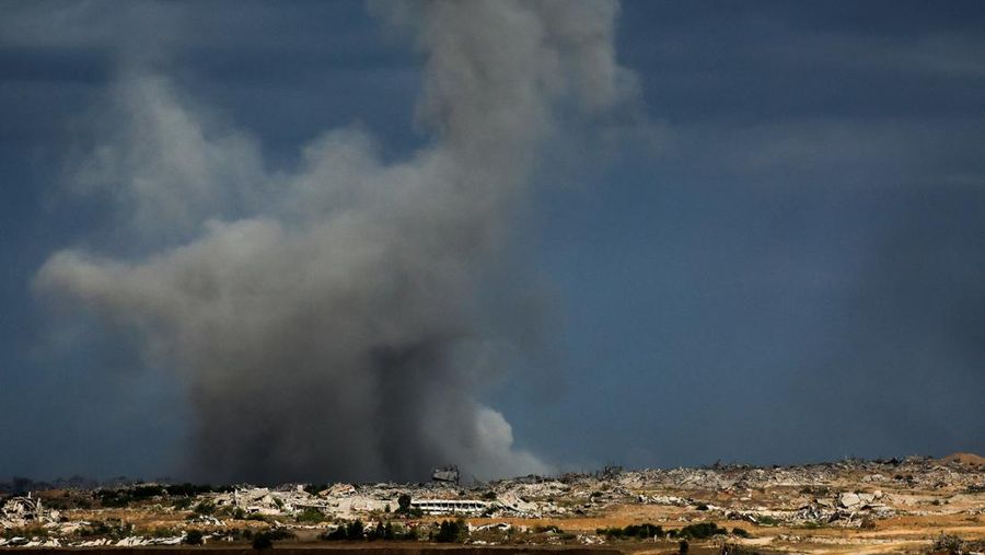 Asap mengepul dari Gaza, setelah Presiden AS Donald Trump mengumumkan bahwa Israel dan Hamas menyepakati fase pertama gencatan senjata di Gaza, seperti yang terlihat dari sisi perbatasan Israel dengan Gaza, 9 Oktober 2025. REUTERS/Ammar Awad