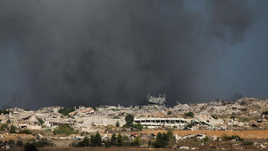 Asap mengepul dari Gaza, setelah Presiden AS Donald Trump mengumumkan bahwa Israel dan Hamas menyepakati fase pertama gencatan senjata di Gaza, seperti yang terlihat dari sisi perbatasan Israel dengan Gaza, 9 Oktober 2025. REUTERS/Ammar Awad