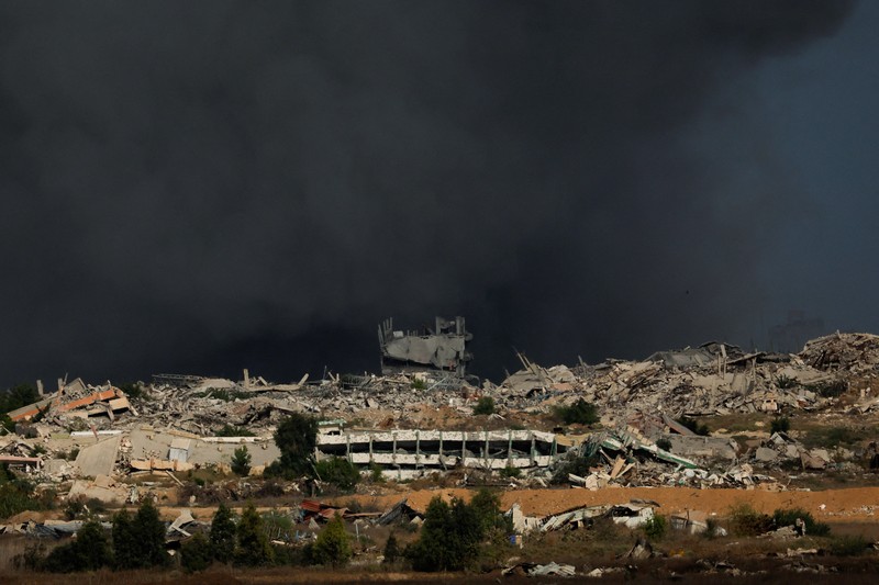 ISRAEL-PALESTINIANS/GAZA Asap mengepul dari Gaza, setelah Presiden AS Donald Trump mengumumkan bahwa Israel dan Hamas menyepakati fase pertama gencatan senjata di Gaza, seperti yang terlihat dari sisi perbatasan Israel dengan Gaza, 9 Oktober 2025. REUTERS/Ammar Awad