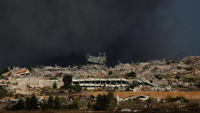 Asap mengepul dari Gaza, setelah Presiden AS Donald Trump mengumumkan bahwa Israel dan Hamas menyepakati fase pertama gencatan senjata di Gaza, seperti yang terlihat dari sisi perbatasan Israel dengan Gaza, 9 Oktober 2025. REUTERS/Ammar Awad