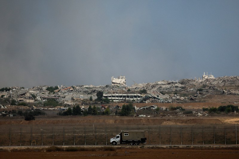 ISRAEL-PALESTINIANS/GAZA Asap mengepul dari Gaza, setelah Presiden AS Donald Trump mengumumkan bahwa Israel dan Hamas menyepakati fase pertama gencatan senjata di Gaza, seperti yang terlihat dari sisi perbatasan Israel dengan Gaza, 9 Oktober 2025. REUTERS/Ammar Awad