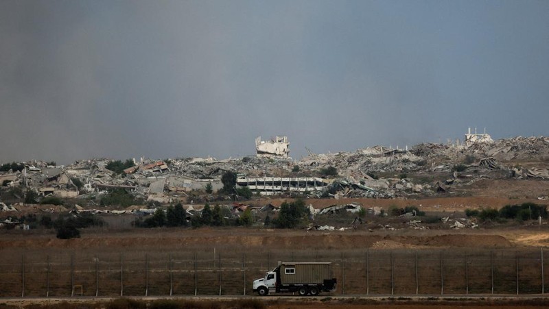 Asap mengepul dari Gaza, setelah Presiden AS Donald Trump mengumumkan bahwa Israel dan Hamas menyepakati fase pertama gencatan senjata di Gaza, seperti yang terlihat dari sisi perbatasan Israel dengan Gaza, 9 Oktober 2025. REUTERS/Ammar Awad