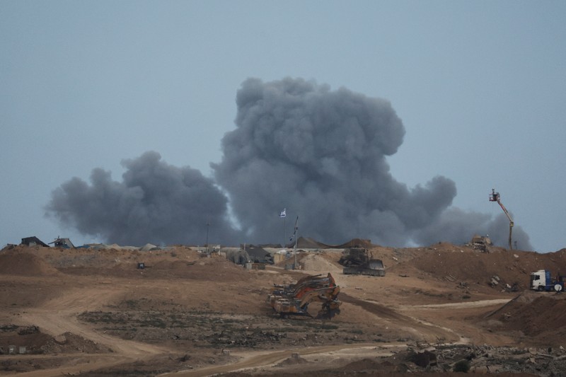 ISRAEL-PALESTINIANS/GAZA Asap mengepul dari Gaza, setelah Presiden AS Donald Trump mengumumkan bahwa Israel dan Hamas menyepakati fase pertama gencatan senjata di Gaza, seperti yang terlihat dari sisi perbatasan Israel dengan Gaza, 9 Oktober 2025. REUTERS/Ammar Awad
