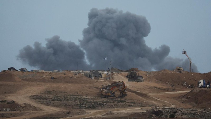 Asap mengepul dari Gaza, setelah Presiden AS Donald Trump mengumumkan bahwa Israel dan Hamas menyepakati fase pertama gencatan senjata di Gaza, seperti yang terlihat dari sisi perbatasan Israel dengan Gaza, 9 Oktober 2025. REUTERS/Ammar Awad