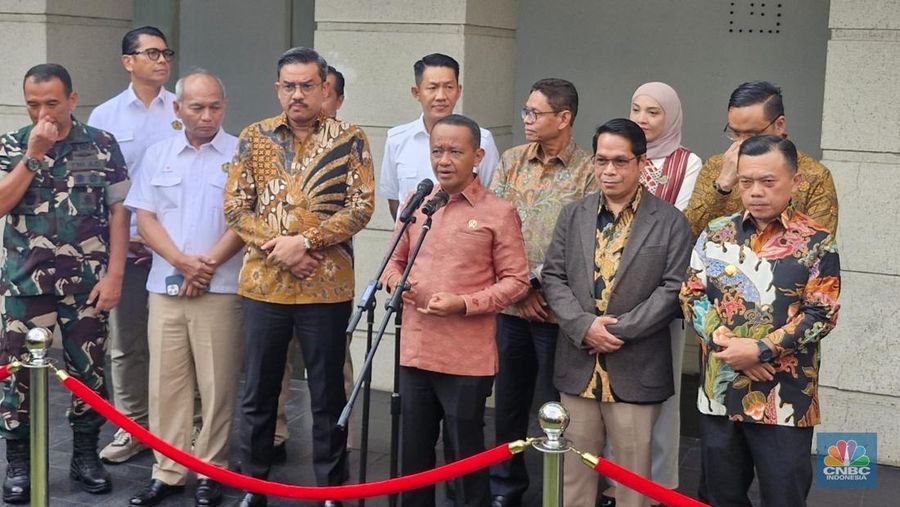 Menteri ESDM Bahlil Lahadalia, Menteri UMKM Maman Abdurrahman dalam Konfrensi Pers penyerahan sumur minyak masyarakat di Kantor ESDM, Kamis (9/10/2025). (CNBC Indonesia/Verda Nano Setiawan)