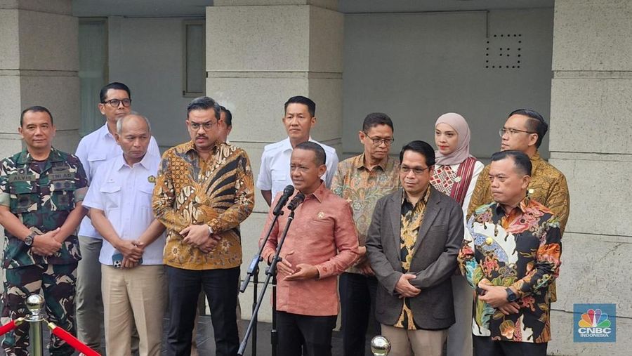 Menteri ESDM Bahlil Lahadalia, Menteri UMKM Maman Abdurrahman dalam Konfrensi Pers penyerahan sumur minyak masyarakat di Kantor ESDM, Kamis (9/10/2025). (CNBC Indonesia/Verda Nano Setiawan)