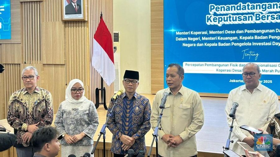Menteri Koperasi RI, Ferry Juliantono (CNBC Indonesia/ Zefanya Aprilia)
