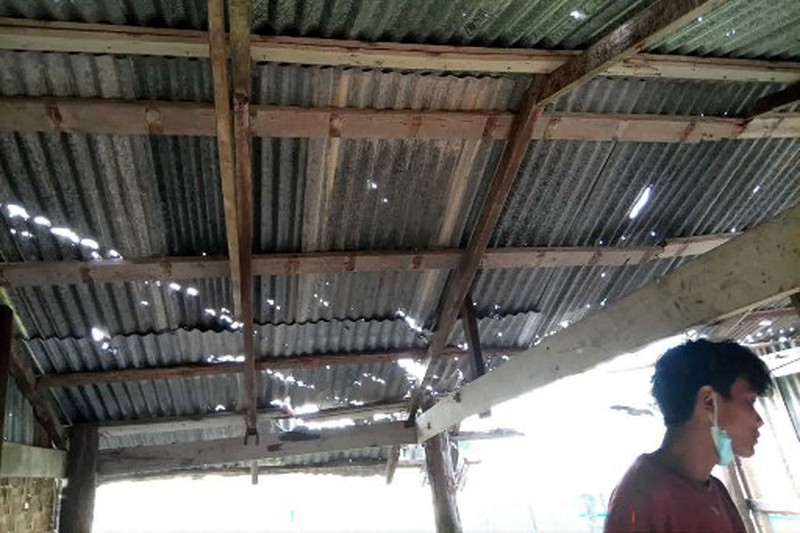 MYANMAR-CONFLICT Foto UGC ini milik pengguna Facebook Yebaw Hlyat Cee yang diambil pada 7 Oktober 2025 dan diterima pada 8 Oktober menunjukkan kerusakan pada sebuah bangunan di sebelah lokasi serangan militer terhadap sebuah protes di kota Chaung U, Myanmar tengah. Serangan militer Myanmar terhadap sebuah acara festival dan protes menewaskan 40 orang, termasuk anak-anak, seorang peserta dan seorang anggota komite lokal mengatakan kepada AFP pada 7 Oktober. Ratusan orang berkumpul di kota Chaung U, Myanmar tengah untuk festival bulan purnama Thadingyut pada 6 Oktober ketika militer menjatuhkan bom ke kerumunan, menurut seorang anggota komite yang mengorganisir acara tersebut. (Foto milik pengguna Facebook Yebaw Hlyat Cee / AFP)