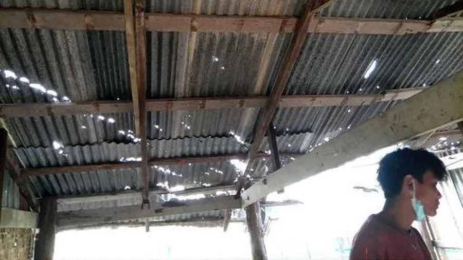 Foto UGC ini milik pengguna Facebook Yebaw Hlyat Cee yang diambil pada 7 Oktober 2025 dan diterima pada 8 Oktober menunjukkan kerusakan pada sebuah bangunan di sebelah lokasi serangan militer terhadap sebuah protes di kota Chaung U, Myanmar tengah. Serangan militer Myanmar terhadap sebuah acara festival dan protes menewaskan 40 orang, termasuk anak-anak, seorang peserta dan seorang anggota komite lokal mengatakan kepada AFP pada 7 Oktober. Ratusan orang berkumpul di kota Chaung U, Myanmar tengah untuk festival bulan purnama Thadingyut pada 6 Oktober ketika militer menjatuhkan bom ke kerumunan, menurut seorang anggota komite yang mengorganisir acara tersebut. (Foto milik pengguna Facebook Yebaw Hlyat Cee / AFP)