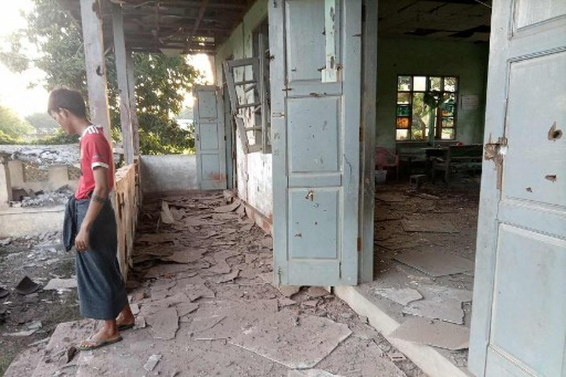 MYANMAR-CONFLICT Foto UGC ini milik pengguna Facebook Yebaw Hlyat Cee yang diambil pada 7 Oktober 2025 dan diterima pada 8 Oktober menunjukkan kerusakan pada sebuah bangunan di sebelah lokasi serangan militer terhadap sebuah protes di kota Chaung U, Myanmar tengah. Serangan militer Myanmar terhadap sebuah acara festival dan protes menewaskan 40 orang, termasuk anak-anak, seorang peserta dan seorang anggota komite lokal mengatakan kepada AFP pada 7 Oktober. Ratusan orang berkumpul di kota Chaung U, Myanmar tengah untuk festival bulan purnama Thadingyut pada 6 Oktober ketika militer menjatuhkan bom ke kerumunan, menurut seorang anggota komite yang mengorganisir acara tersebut. (Foto milik pengguna Facebook Yebaw Hlyat Cee / AFP)