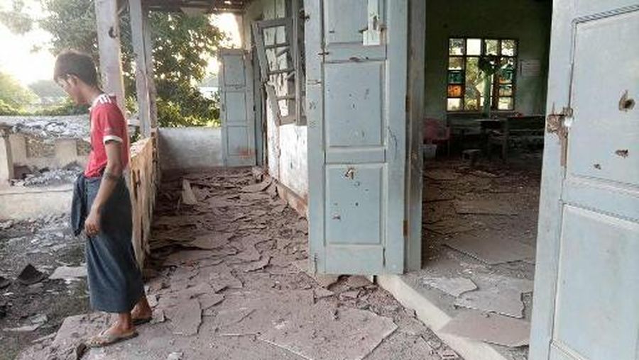 Foto UGC ini milik pengguna Facebook Yebaw Hlyat Cee yang diambil pada 7 Oktober 2025 dan diterima pada 8 Oktober menunjukkan kerusakan pada sebuah bangunan di sebelah lokasi serangan militer terhadap sebuah protes di kota Chaung U, Myanmar tengah. Serangan militer Myanmar terhadap sebuah acara festival dan protes menewaskan 40 orang, termasuk anak-anak, seorang peserta dan seorang anggota komite lokal mengatakan kepada AFP pada 7 Oktober. Ratusan orang berkumpul di kota Chaung U, Myanmar tengah untuk festival bulan purnama Thadingyut pada 6 Oktober ketika militer menjatuhkan bom ke kerumunan, menurut seorang anggota komite yang mengorganisir acara tersebut. (Foto milik pengguna Facebook Yebaw Hlyat Cee / AFP)