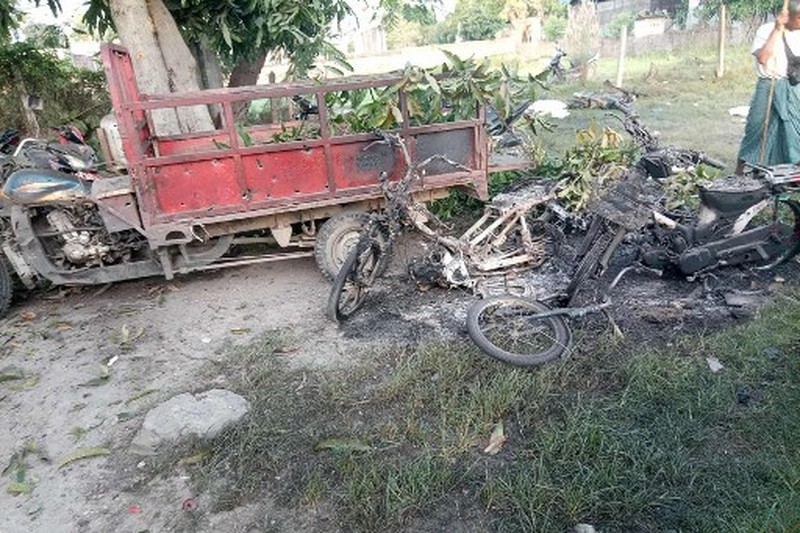 MYANMAR-CONFLICT Foto UGC ini milik pengguna Facebook Yebaw Hlyat Cee yang diambil pada 7 Oktober 2025 dan diterima pada 8 Oktober menunjukkan kerusakan pada sebuah bangunan di sebelah lokasi serangan militer terhadap sebuah protes di kota Chaung U, Myanmar tengah. Serangan militer Myanmar terhadap sebuah acara festival dan protes menewaskan 40 orang, termasuk anak-anak, seorang peserta dan seorang anggota komite lokal mengatakan kepada AFP pada 7 Oktober. Ratusan orang berkumpul di kota Chaung U, Myanmar tengah untuk festival bulan purnama Thadingyut pada 6 Oktober ketika militer menjatuhkan bom ke kerumunan, menurut seorang anggota komite yang mengorganisir acara tersebut. (Foto milik pengguna Facebook Yebaw Hlyat Cee / AFP)