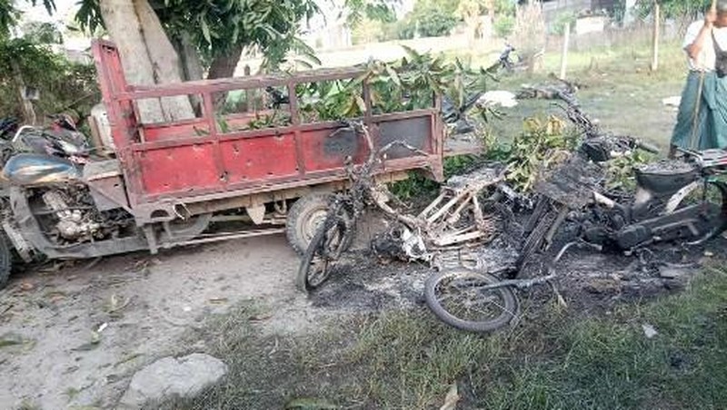 Foto UGC ini milik pengguna Facebook Yebaw Hlyat Cee yang diambil pada 7 Oktober 2025 dan diterima pada 8 Oktober menunjukkan kerusakan pada sebuah bangunan di sebelah lokasi serangan militer terhadap sebuah protes di kota Chaung U, Myanmar tengah. Serangan militer Myanmar terhadap sebuah acara festival dan protes menewaskan 40 orang, termasuk anak-anak, seorang peserta dan seorang anggota komite lokal mengatakan kepada AFP pada 7 Oktober. Ratusan orang berkumpul di kota Chaung U, Myanmar tengah untuk festival bulan purnama Thadingyut pada 6 Oktober ketika militer menjatuhkan bom ke kerumunan, menurut seorang anggota komite yang mengorganisir acara tersebut. (Foto milik pengguna Facebook Yebaw Hlyat Cee / AFP)
