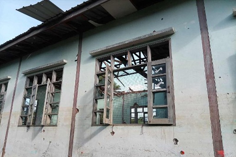MYANMAR-CONFLICT Foto UGC ini milik pengguna Facebook Yebaw Hlyat Cee yang diambil pada 7 Oktober 2025 dan diterima pada 8 Oktober menunjukkan kerusakan pada sebuah bangunan di sebelah lokasi serangan militer terhadap sebuah protes di kota Chaung U, Myanmar tengah. Serangan militer Myanmar terhadap sebuah acara festival dan protes menewaskan 40 orang, termasuk anak-anak, seorang peserta dan seorang anggota komite lokal mengatakan kepada AFP pada 7 Oktober. Ratusan orang berkumpul di kota Chaung U, Myanmar tengah untuk festival bulan purnama Thadingyut pada 6 Oktober ketika militer menjatuhkan bom ke kerumunan, menurut seorang anggota komite yang mengorganisir acara tersebut. (Foto milik pengguna Facebook Yebaw Hlyat Cee / AFP)