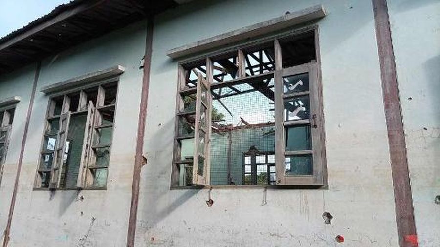 Foto UGC ini milik pengguna Facebook Yebaw Hlyat Cee yang diambil pada 7 Oktober 2025 dan diterima pada 8 Oktober menunjukkan kerusakan pada sebuah bangunan di sebelah lokasi serangan militer terhadap sebuah protes di kota Chaung U, Myanmar tengah. Serangan militer Myanmar terhadap sebuah acara festival dan protes menewaskan 40 orang, termasuk anak-anak, seorang peserta dan seorang anggota komite lokal mengatakan kepada AFP pada 7 Oktober. Ratusan orang berkumpul di kota Chaung U, Myanmar tengah untuk festival bulan purnama Thadingyut pada 6 Oktober ketika militer menjatuhkan bom ke kerumunan, menurut seorang anggota komite yang mengorganisir acara tersebut. (Foto milik pengguna Facebook Yebaw Hlyat Cee / AFP)