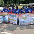 Peternak Demo di Kawasan Monas-Bagikan Anak Ayam, Ini Tuntutannya