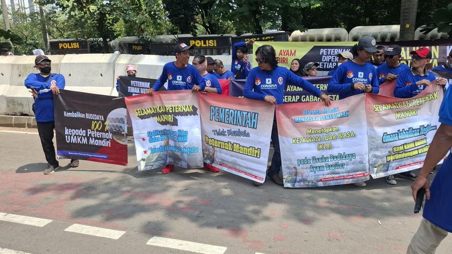 Pantauan Aksi Demo Peternak KPUN di Monas, Jakarta, Kamis (9/10/2025). (CNBC Indonesia/Chandra)