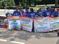Peternak Demo di Kawasan Monas-Bagikan Anak Ayam, Ini Tuntutannya