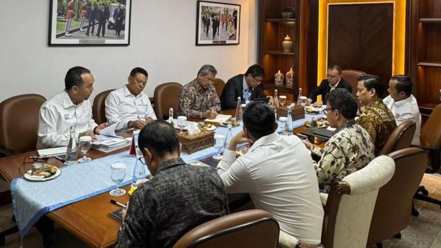 Rapat bersama Wakil Ketua DPR RI, Bapak Prof. Sufmi Dasco, Mensesneg, Bapak Prasetyo Hadi, Menteri Keuangan, Bapak Purbaya Yudhi Sadewa dan 2 wamenkeunya, serta pimpinan OJK dan PPATK. (Instagram/sekretariat.kabinet)