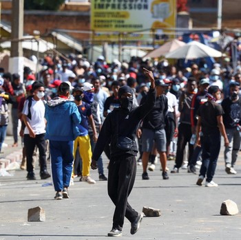 Demo Gen Z Madagaskar Memanas, Bentrok Warga Versus Polisi