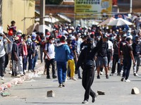 Demo Gen Z Madagaskar Memanas, Bentrok Warga Versus Polisi