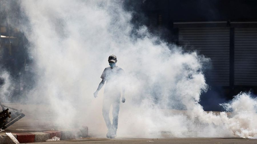 Ricuh demonstrasi di Antananarivo, Madagaskar, Kamis (9/10/2025). (REUTERS/Siphiwe Sibeko)