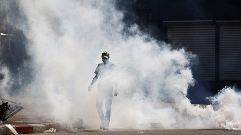 Ricuh demonstrasi di Antananarivo, Madagaskar, Kamis (9/10/2025). (REUTERS/Siphiwe Sibeko)