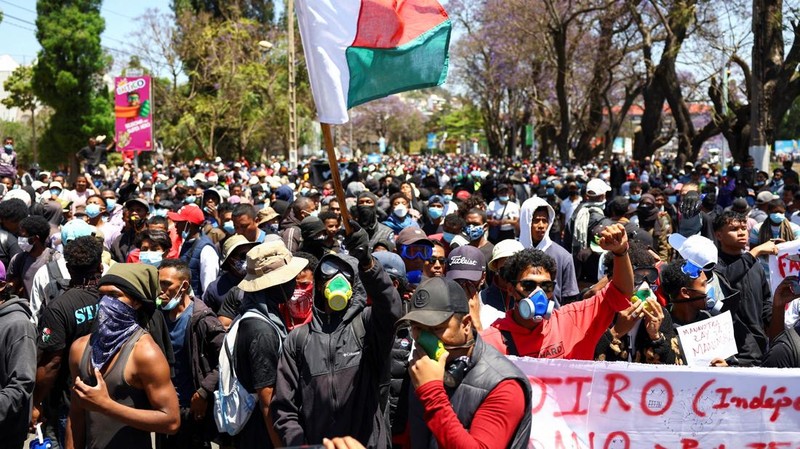 Ricuh demonstrasi di Antananarivo, Madagaskar, Kamis (9/10/2025). (REUTERS/Siphiwe Sibeko)