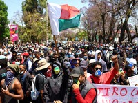 Ricuh demonstrasi di Antananarivo, Madagaskar, Kamis (9/10/2025). (REUTERS/Siphiwe Sibeko)