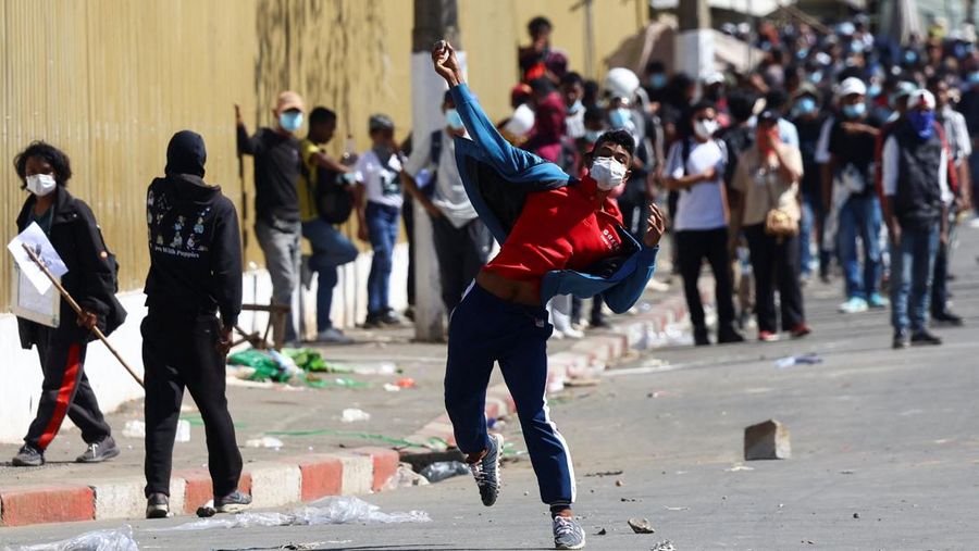 Ricuh demonstrasi di Antananarivo, Madagaskar, Kamis (9/10/2025). (REUTERS/Siphiwe Sibeko)