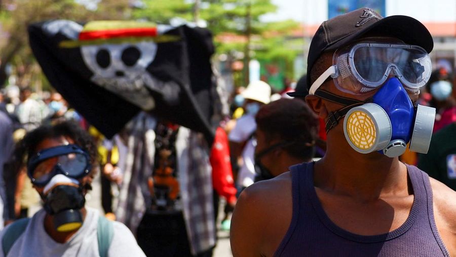 Ricuh demonstrasi di Antananarivo, Madagaskar, Kamis (9/10/2025). (REUTERS/Siphiwe Sibeko)