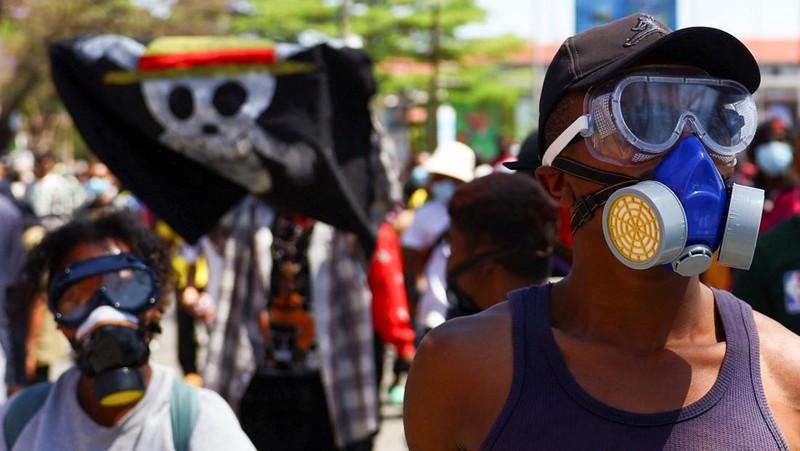 Ricuh demonstrasi di Antananarivo, Madagaskar, Kamis (9/10/2025). (REUTERS/Siphiwe Sibeko)