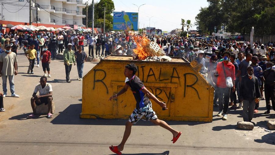 Ricuh demonstrasi di Antananarivo, Madagaskar, Kamis (9/10/2025). (REUTERS/Siphiwe Sibeko)