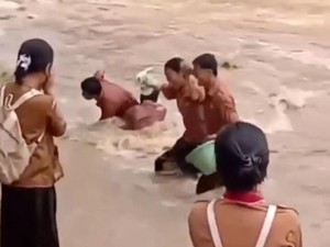 Siswa di Nisel Seberangi Sungai: Pak Prabowo, Kami Tersiksa Kalau Hujan